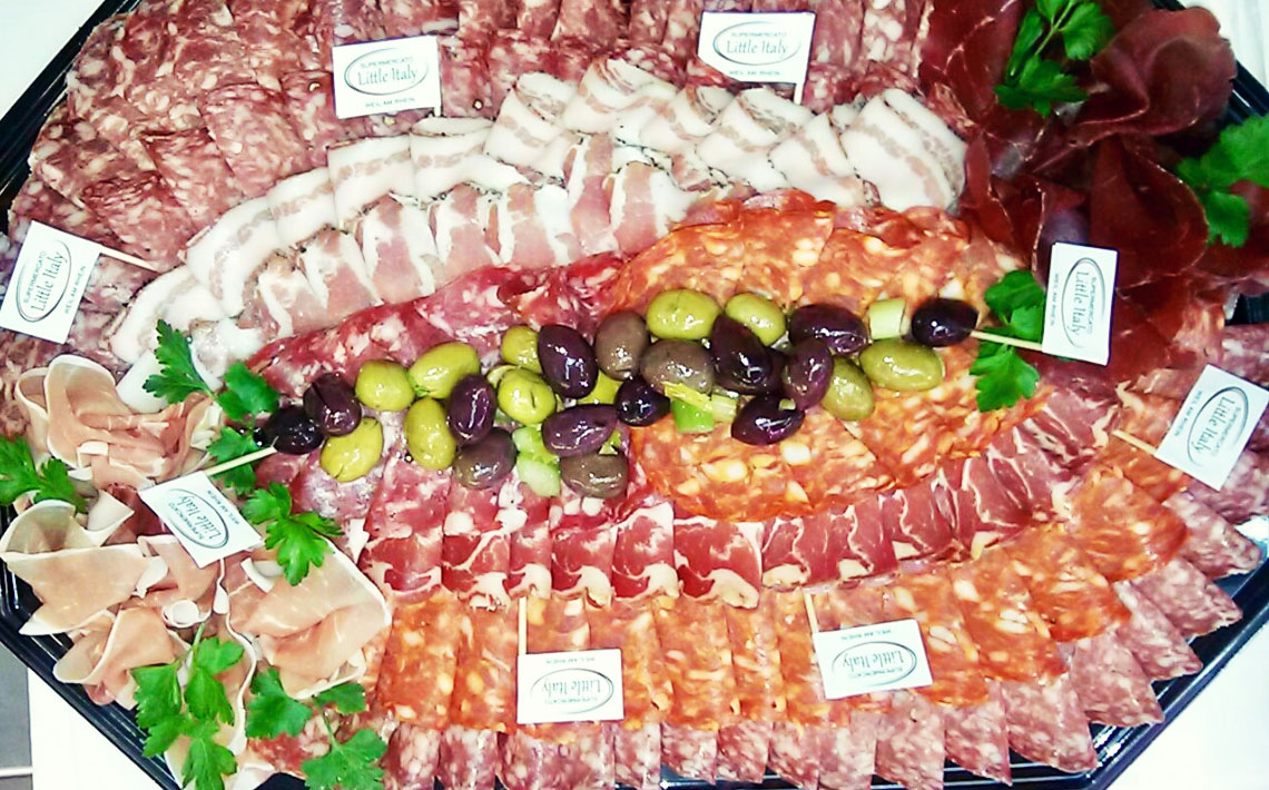Little Italy Food Antipasti-Platte mit rohem Schinken, Kochschinken und Oliven