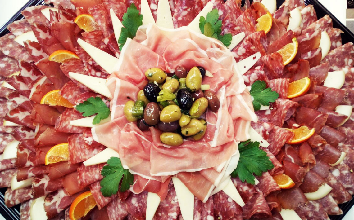 Little Italy Food Antipasti-Platte mit Salami, Schinken, Oliven und Käse